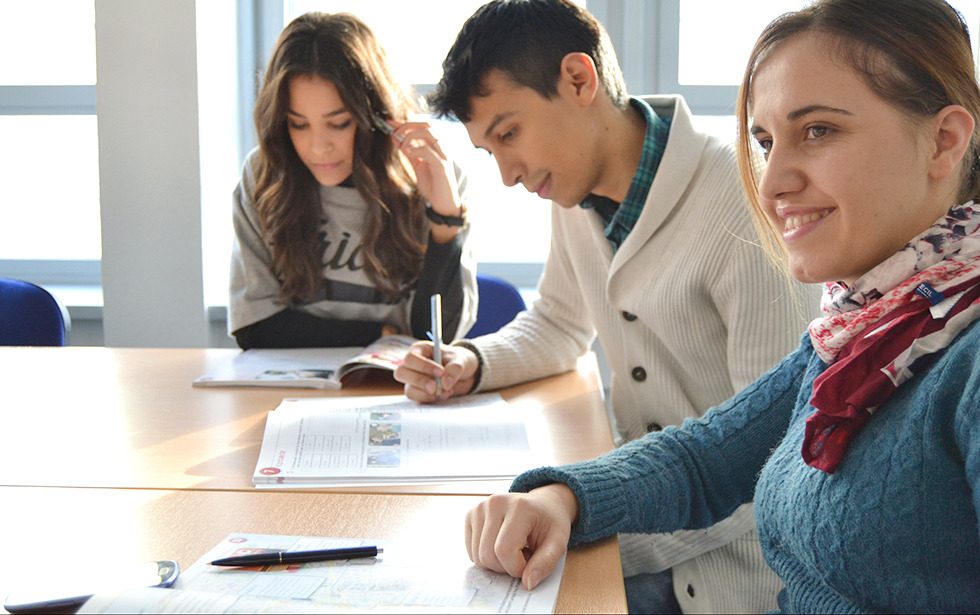 Estudiants treballant en una aula d'Academia Avanç