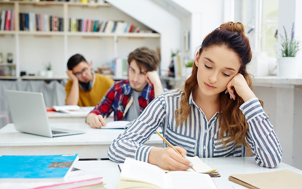 Estudiants treballant en una aula d'Academia Avanç